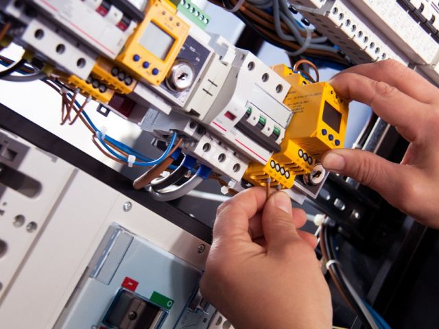 How To Choose the Right Commercial Electrician in Town?